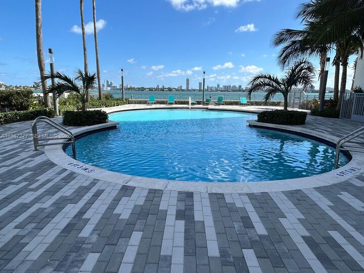 Property Photo: 7501 E Treasure Dr 5R FL 33141