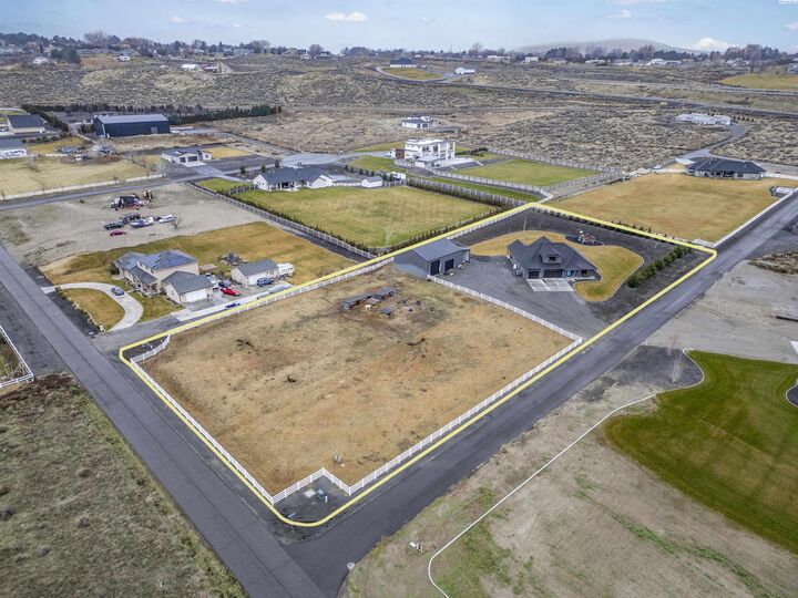 Property Photo: 12204 S Sira Prse WA 99338