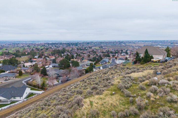 Property Photo: 182 Meadow Hills Dr WA 99352