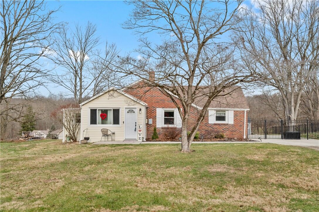 Property Photo:  2625 Oakhill Dr  PA 15129 