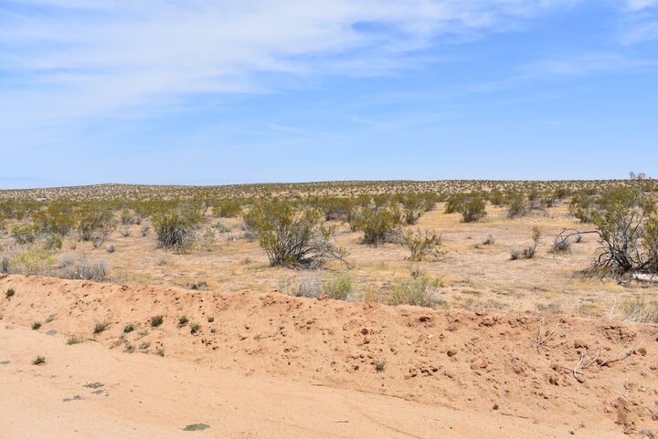 Property Photo:  17800 E Ave E8  CA 93535 