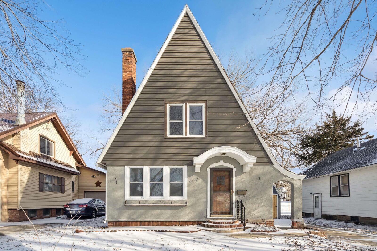 Property Photo:  309 3rd Ave SE  IA 50662 