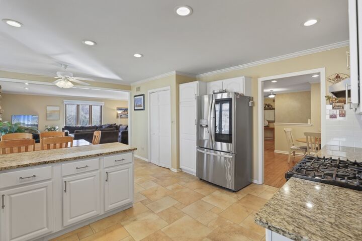 Property Photo:  1227 N Ashley Lane  IL 60101 