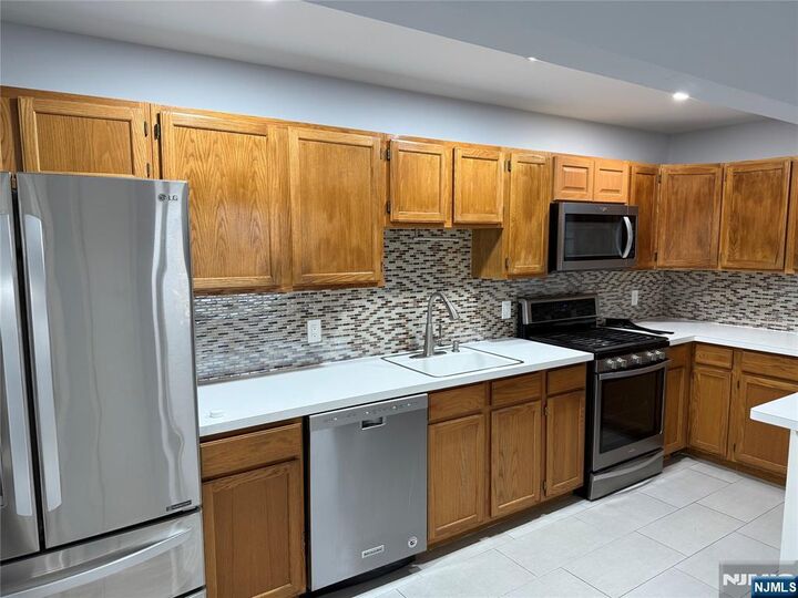 Property Photo:  25 Pavonia Avenue 2  NJ 07032 