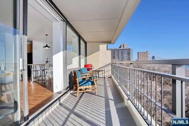 Property Photo:  4 Horizon Road 1027  NJ 07024 