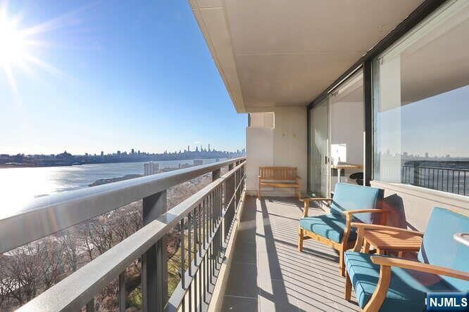 Property Photo:  4 Horizon Road 1027  NJ 07024 