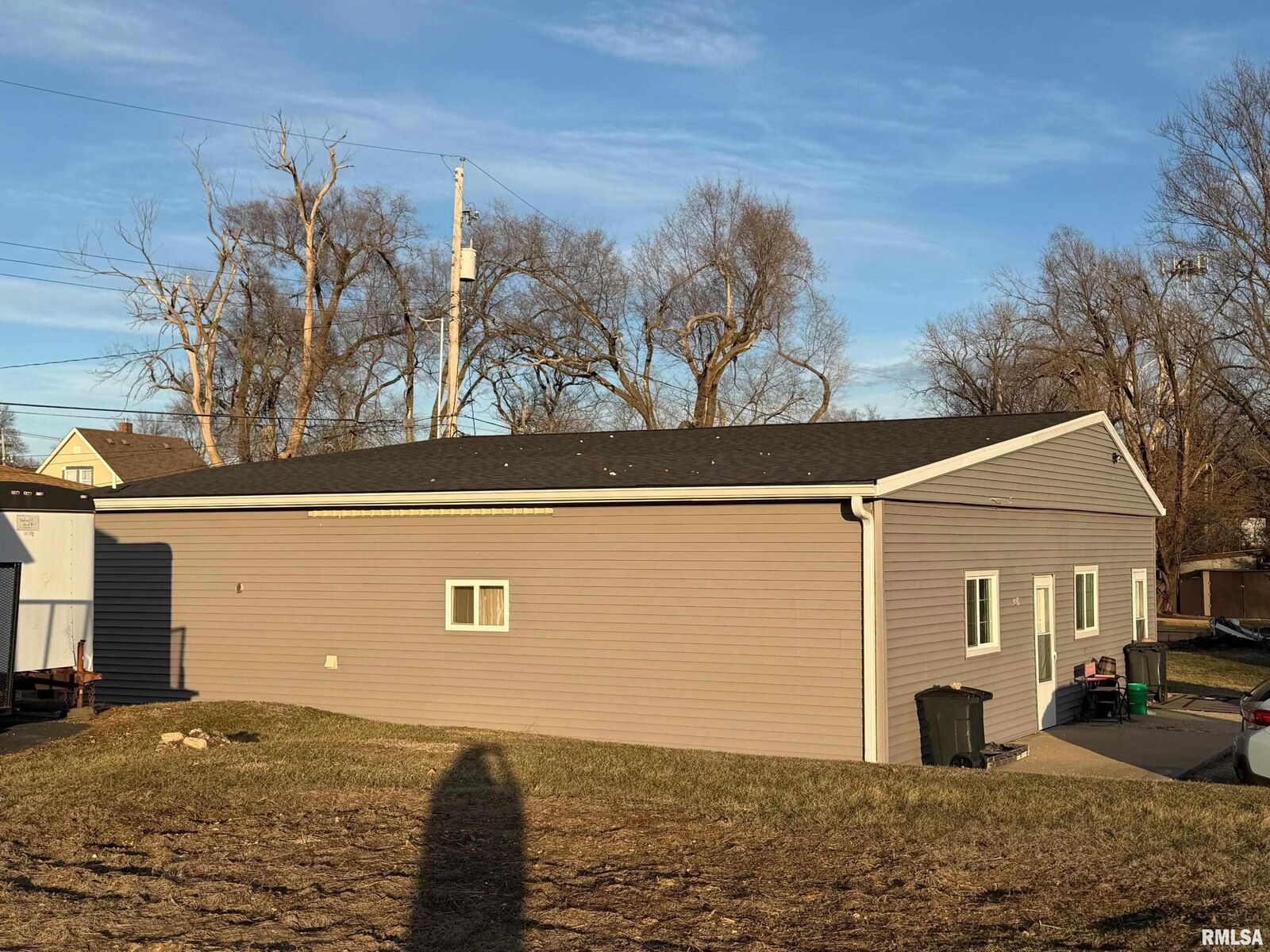 Property Photo:  301 W Holly Drive  IL 61571 