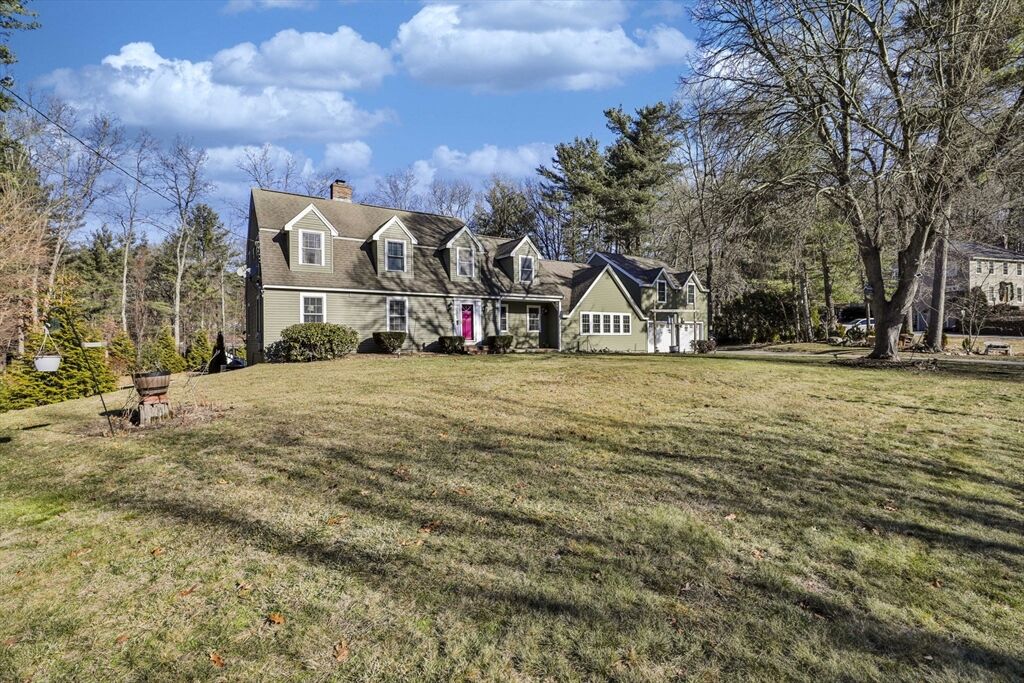 Property Photo:  207 Oak Ridge Rd  NH 03085 