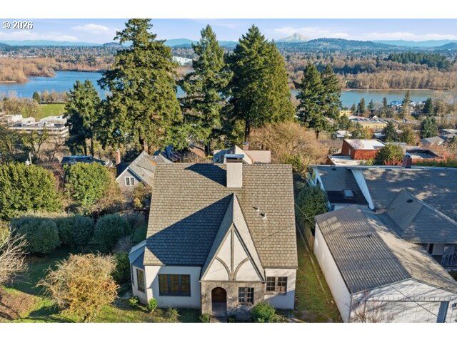 Property Photo:  7202 S Corbett Ave  OR 97219 