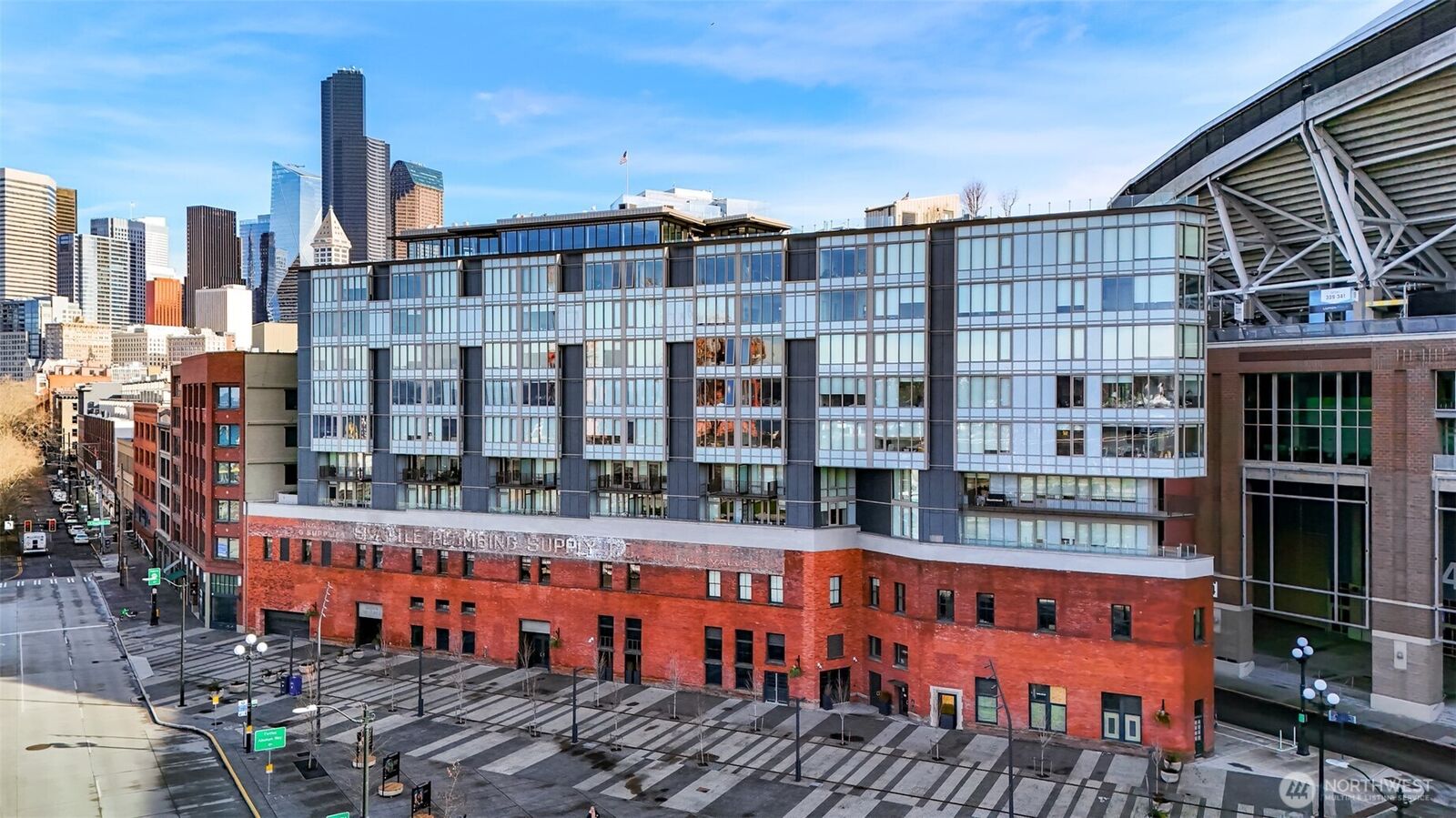 Property Photo:  590  1st Avenue S 810  WA 98104 