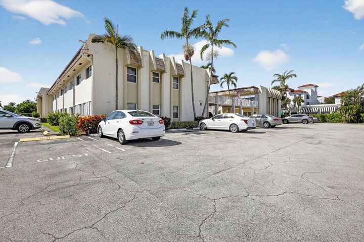 Property Photo:  624 Snug Harbor Drive B6  FL 33435 