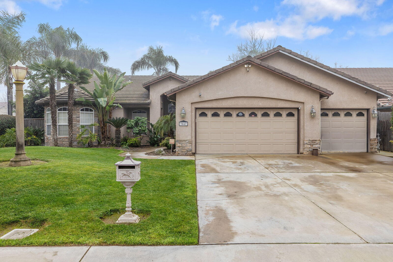 Property Photo:  3047 S La Mesa Court  CA 93292 