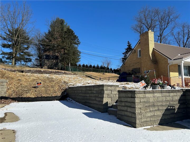 Property Photo:  845 Corbett Dr  PA 15234 