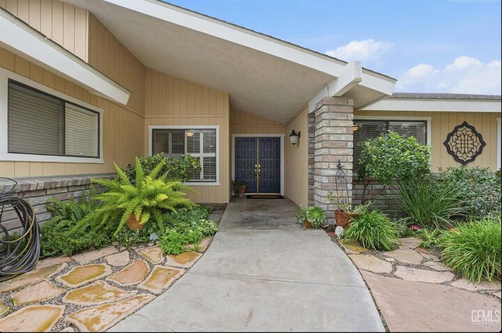 Property Photo:  7013 Murphys Lane  CA 93309 