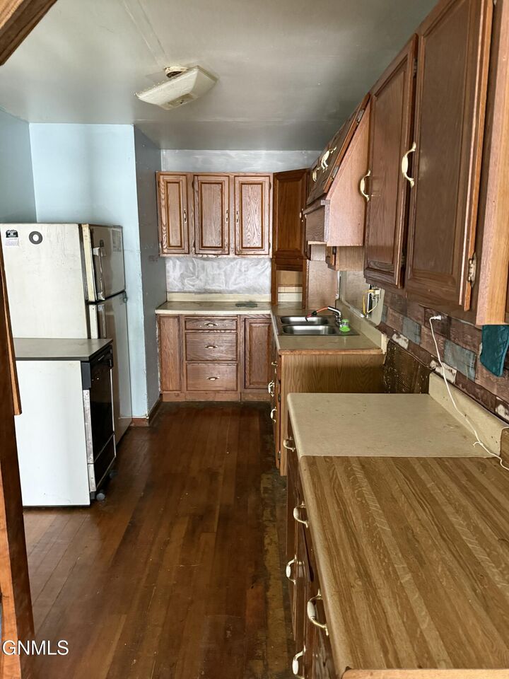 Property Photo: 904 Washington Avenue ND 58638