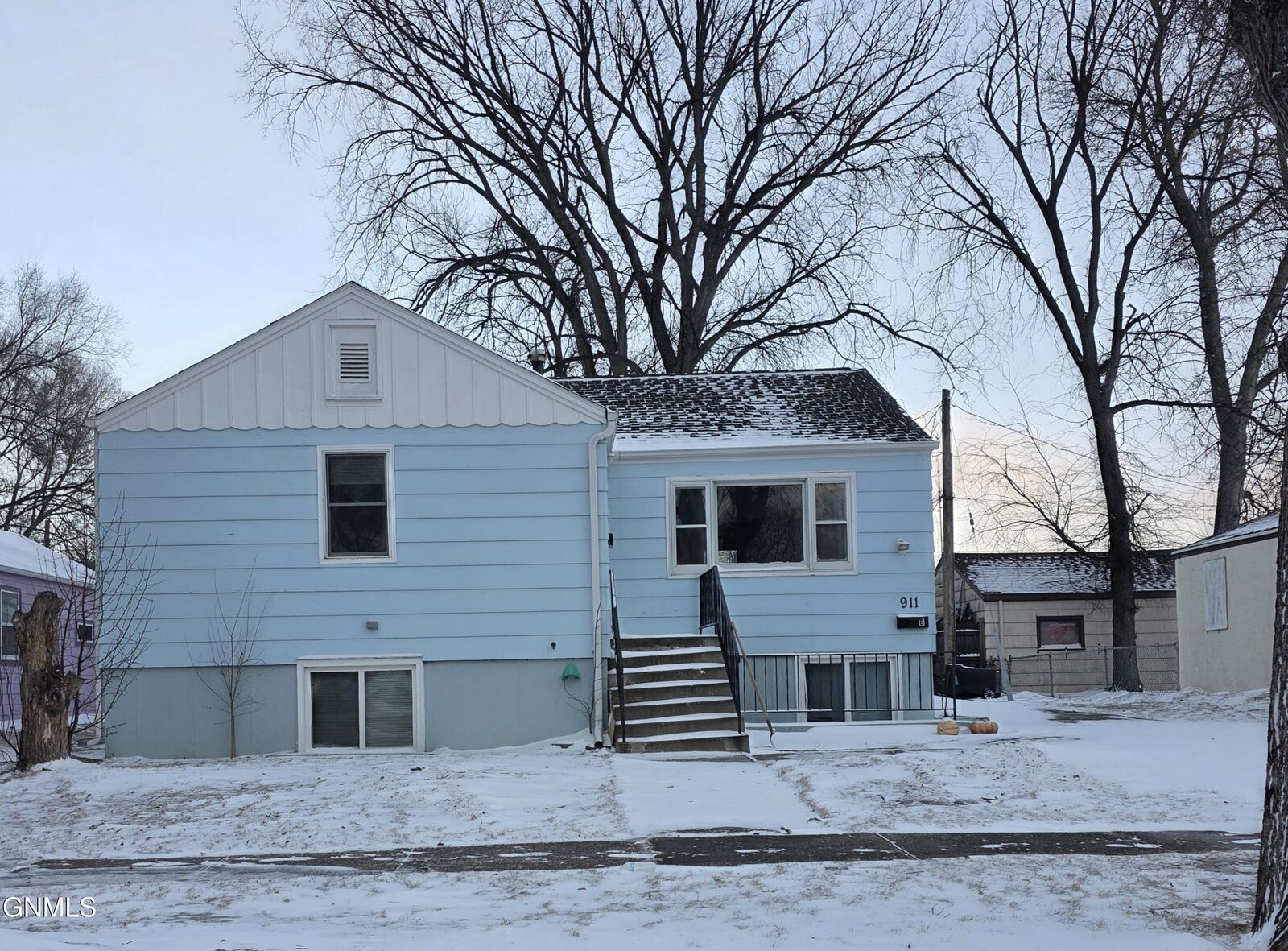 Property Photo:  911 N 15th Street N  ND 58501 