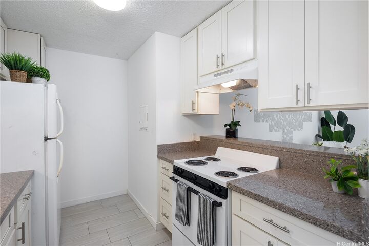 Property Photo:  3721 Kanaina Avenue 305  HI 96815 