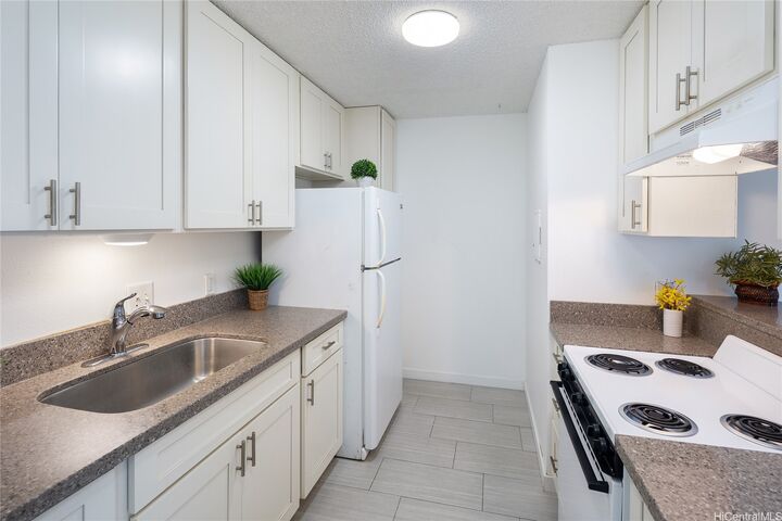 Property Photo: 3721 Kanaina Avenue 305 HI 96815