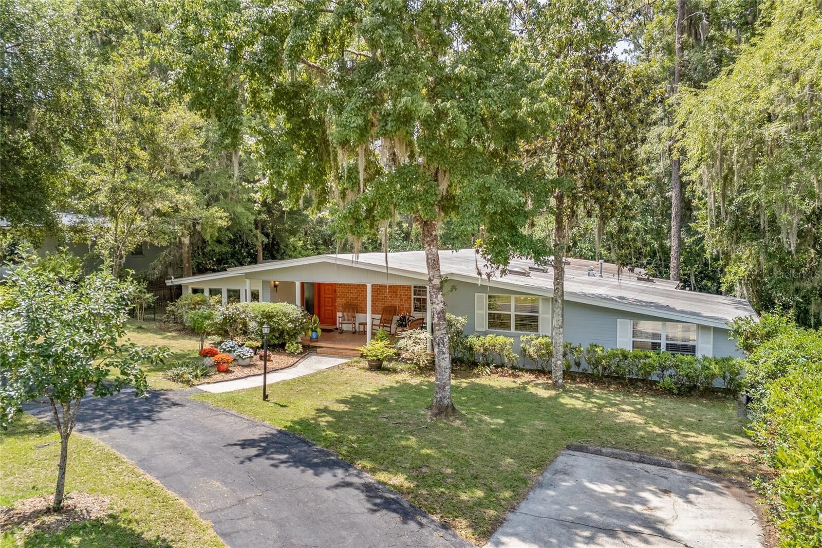 Property Photo: 2035 NW 12th Road FL 32605