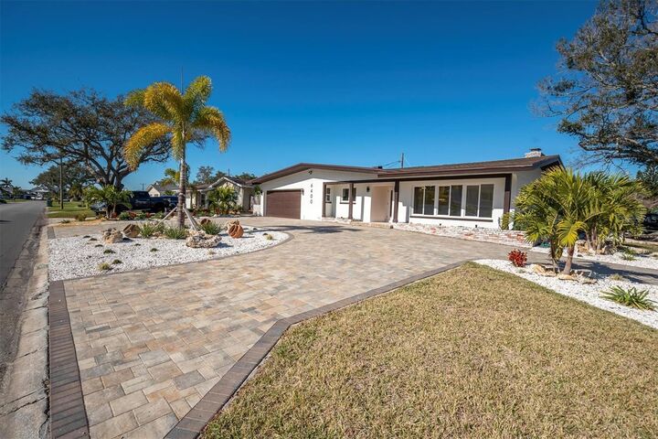 Property Photo: 6400 Mockingbird Way S FL 33707