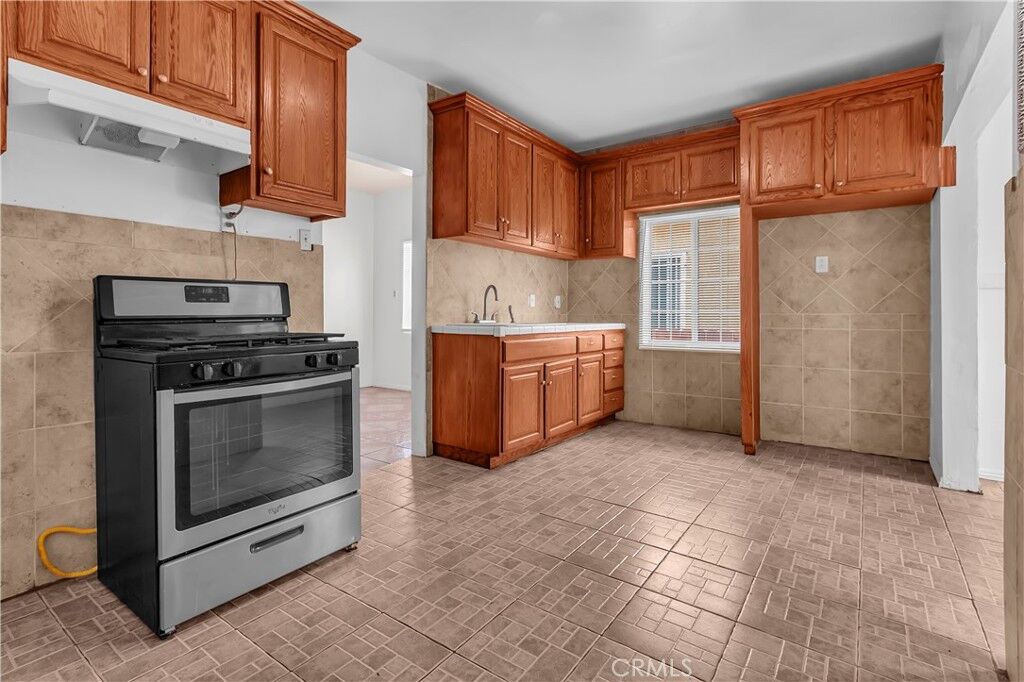 Property Photo: 657 E 53rd CA 90011