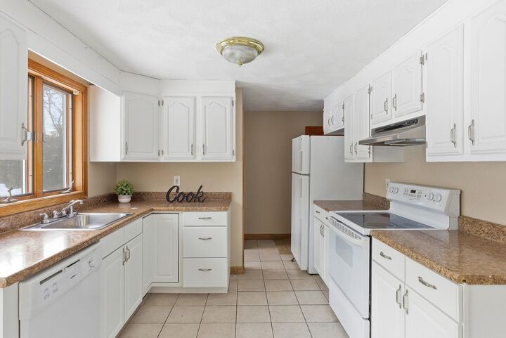 Property Photo: 3A Walton Circle NH 03053