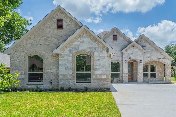 Property Photo:  938 Fairway Drive  TX 75137 