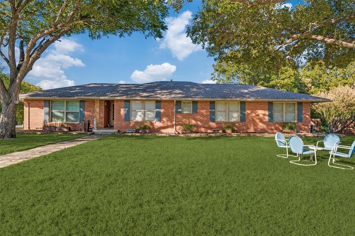 Property Photo:  907 E Texas Street  TX 76051 