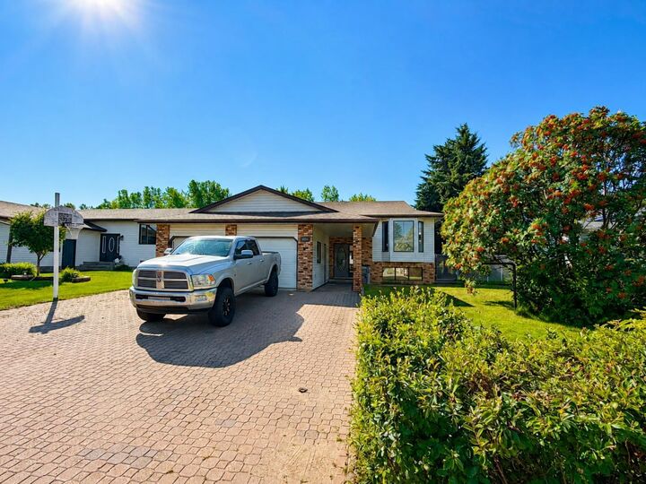 Property Photo: 1925 5 Avenue AB T9W 1J3