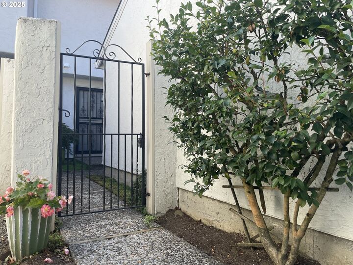 Property Photo: 3248 NE 29th St OR 97030