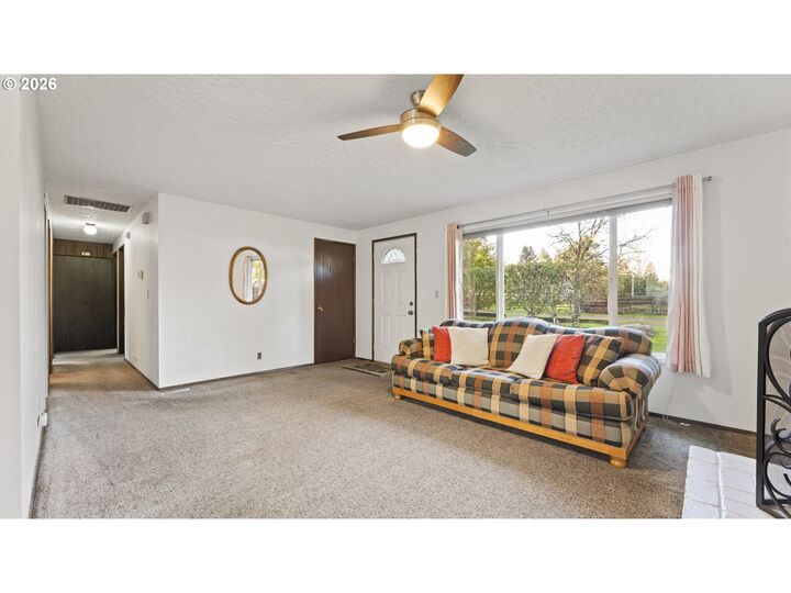 Property Photo:  816 NE 193rd Ave  OR 97230 