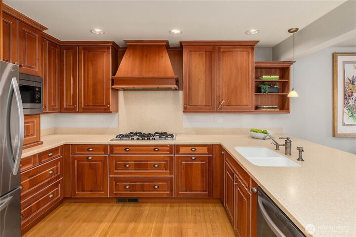 Property Photo: 1708 Bellevue Way NE WA 98004