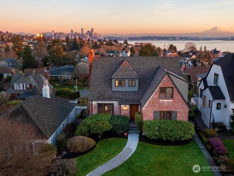 Property Photo:  2228  Eastmont Way W  WA 98199 