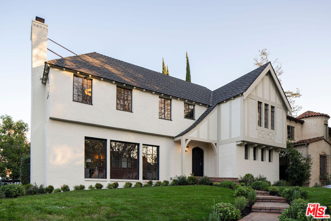 Property Photo:  900 S Longwood Ave  CA 90019 