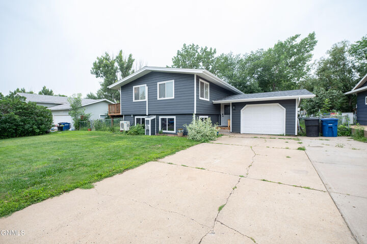 Property Photo:  1469 2nd Avenue E  ND 58601 