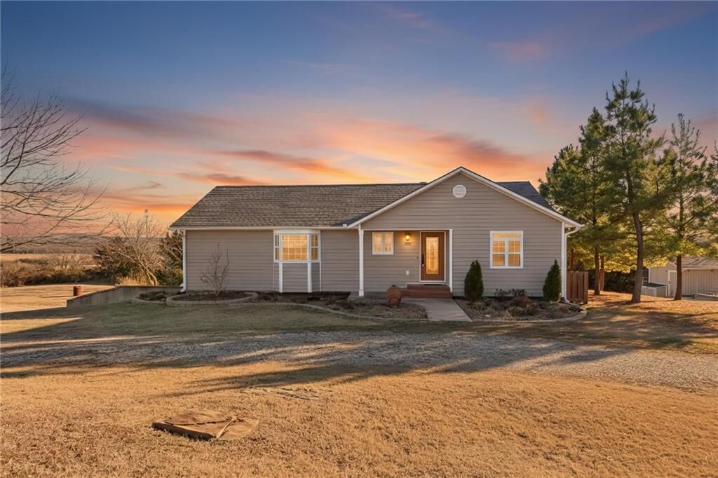 Property Photo:  220 Overlook Drive  KS 67333 