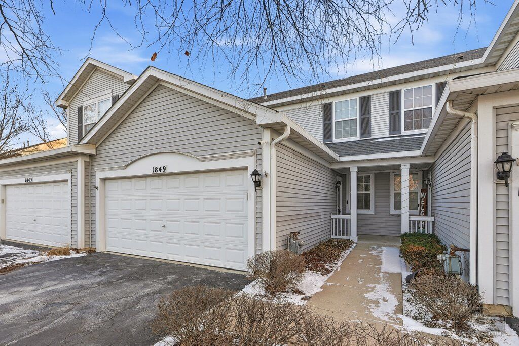 Property Photo:  1849 N Wentworth Circle  IL 60446 