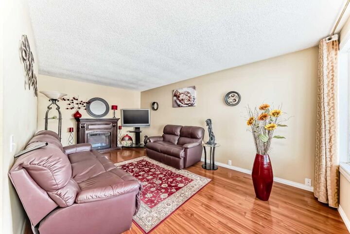 Property Photo:  208 Bracewood Road SW  AB T2W 3C1 