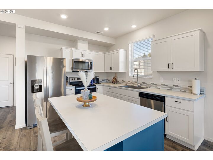 Property Photo:  2483 30th Pl  OR 97477 