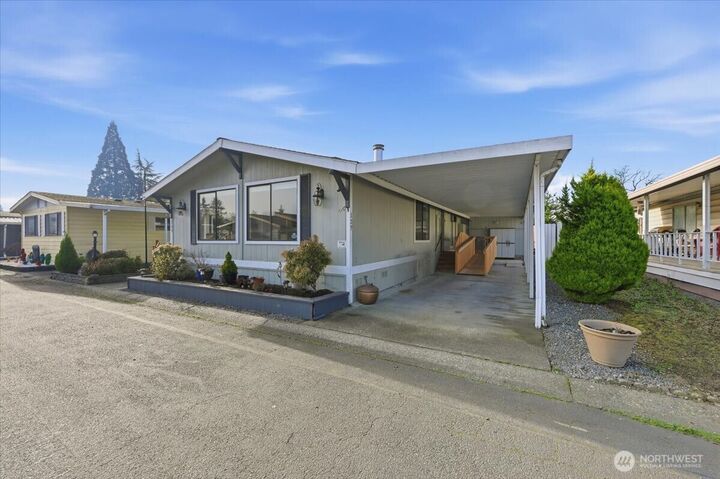 Property Photo:  1402  22nd Street NE 127  WA 98002 