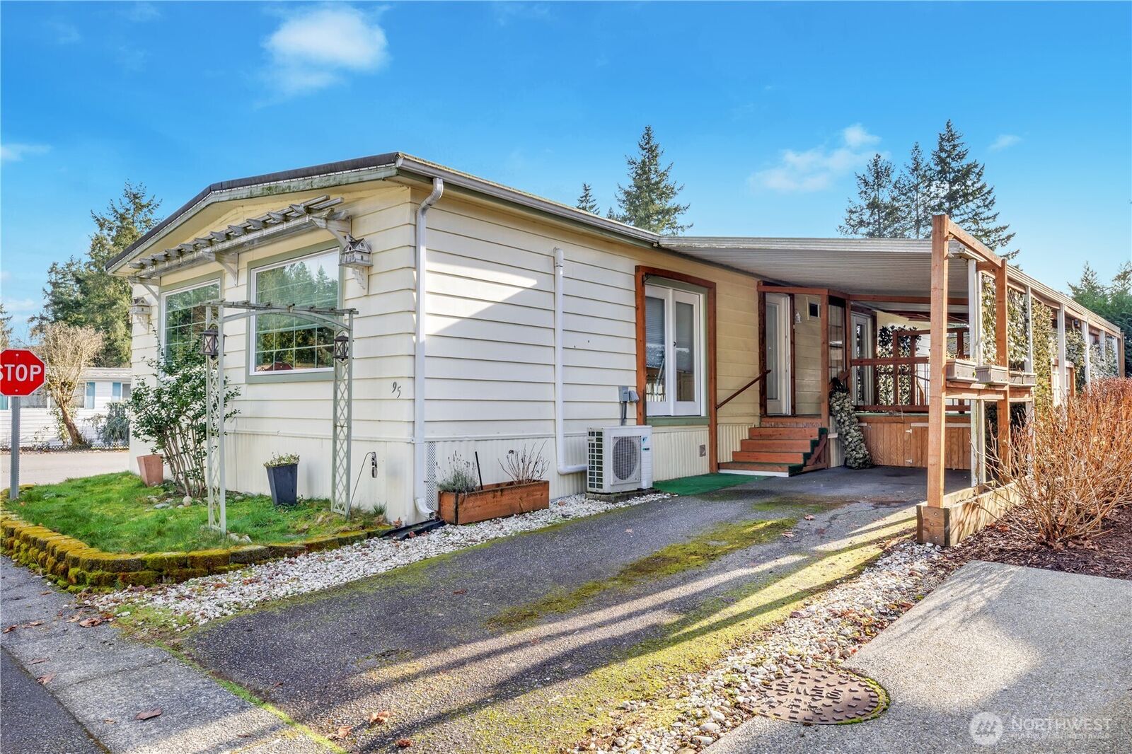 Property Photo: 18425 NE 95th Street 95 WA 98052