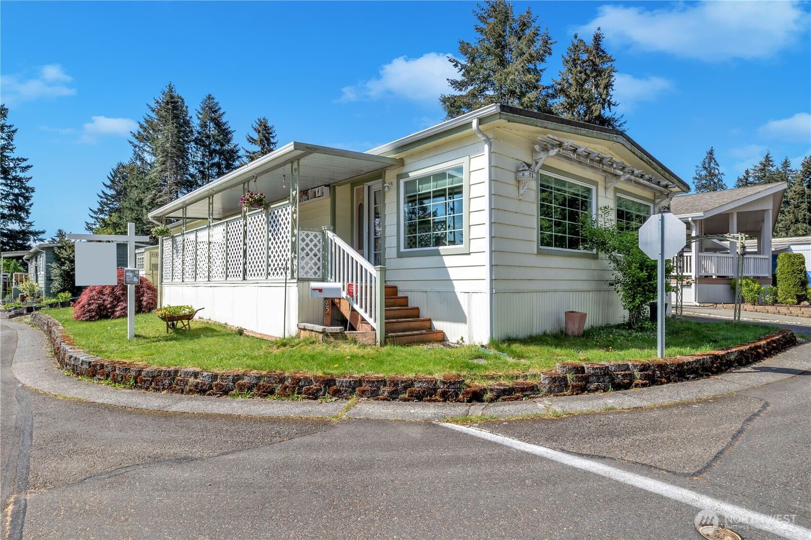 Property Photo:  18425 NE 95th Street 95  WA 98052 