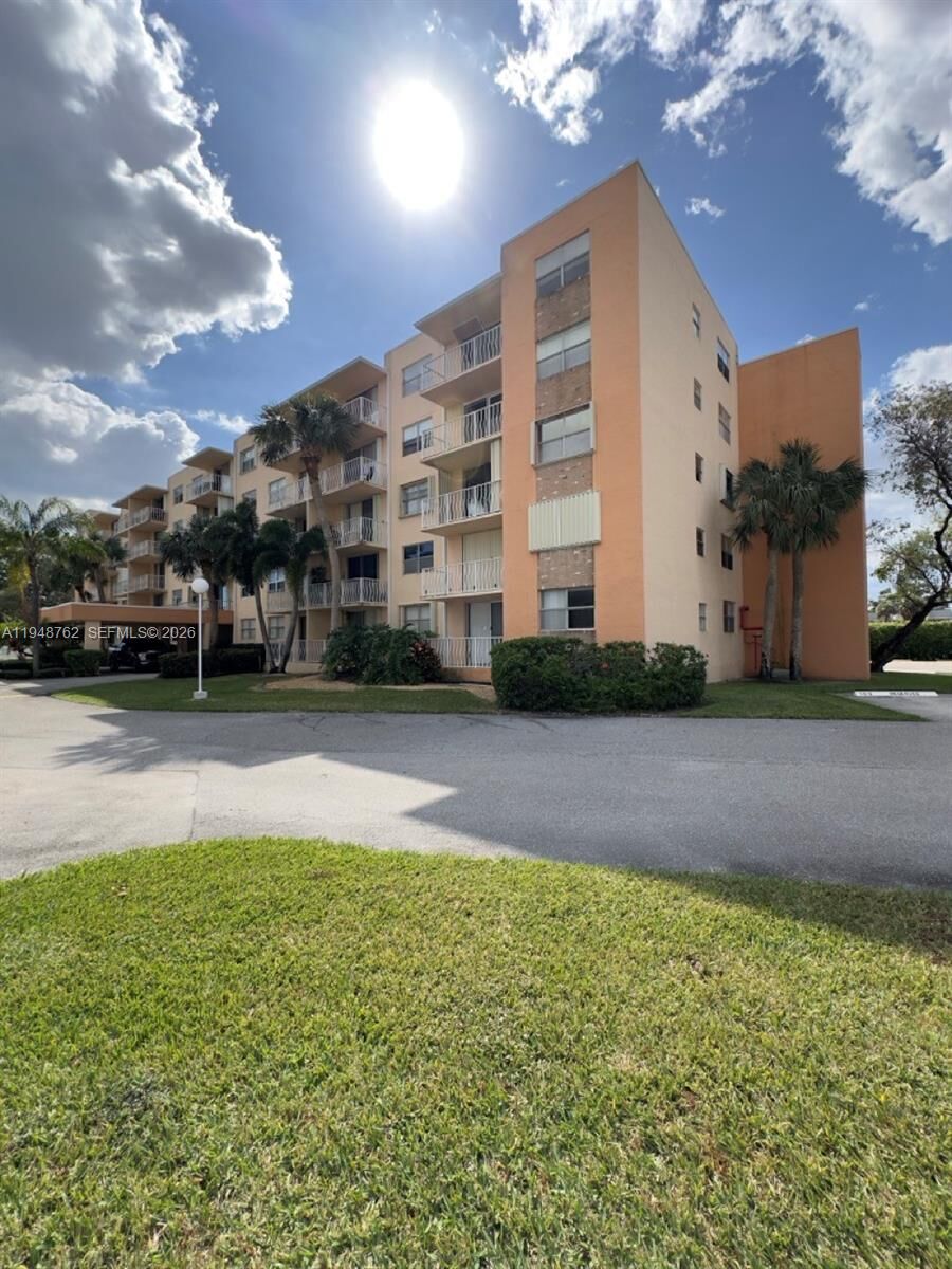 Property Photo:  500 Executive Center Dr 2N  FL 33401 