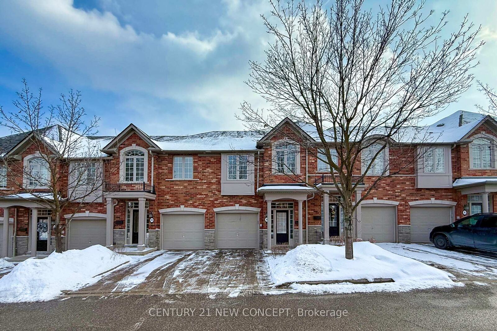 Property Photo:  2401 Fifth Line W 8  ON L5K 1V9 