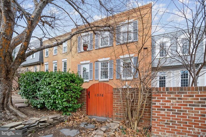 Property Photo:  1326 N Lynnbrook Drive  VA 22201 