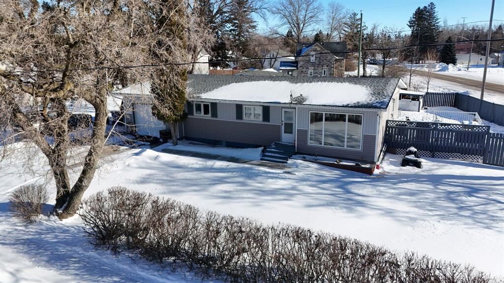 Property Photo:  108 Broadway Avenue  MB R0K 1G0 