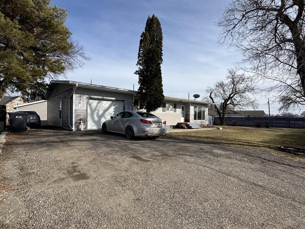 Property Photo:  108 Broadway Avenue  MB R0K 1G0 