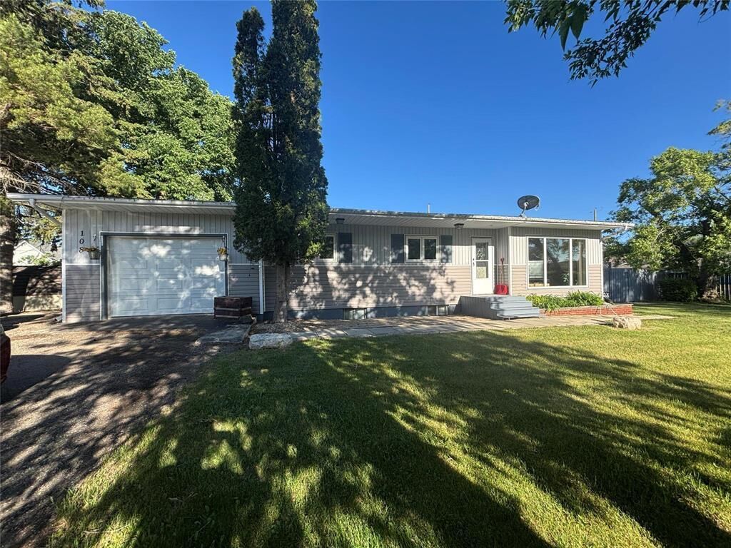 Property Photo: 108 Broadway Avenue MB R0K 1G0