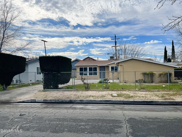 Property Photo:  1560 W Avenue H10  CA 93534 