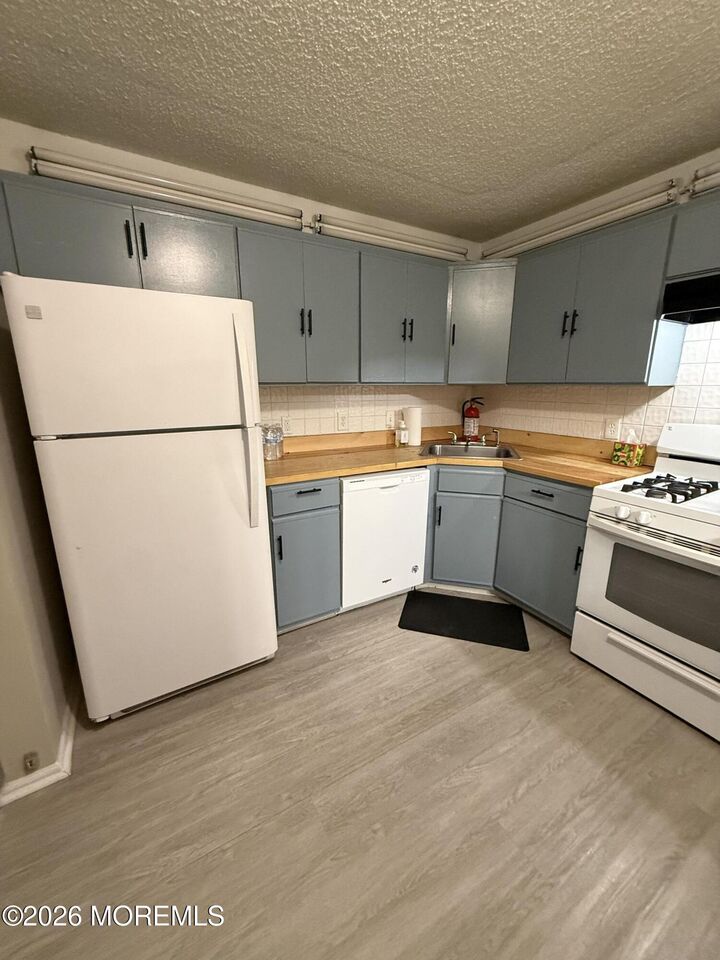 Property Photo:  53 Navajo Court 1711  NJ 08205 